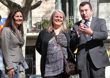 Maite Fandos, iels consellers del Districte de Gracia, i la presidenta de l'Eix