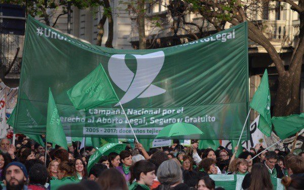 Argentina-mujeres-apoyan-derecho-aborto-APU