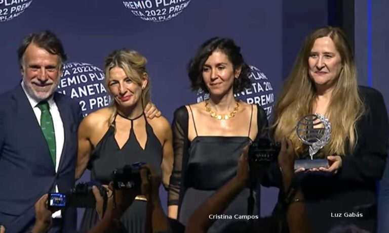 Luz-Gabas-Premio-Planeta-2022-Cristina-Campos-finalista